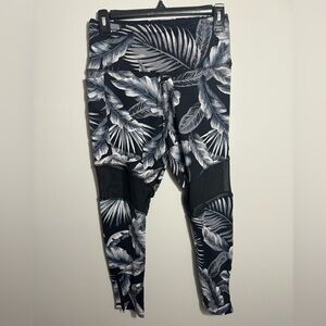 VS Pink patterned ultimate leggings - Women’s Medium